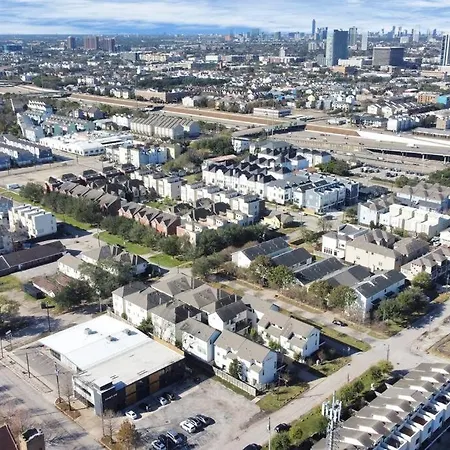 3Br/3.5Ba Three Story East Downtown Townhouse With View Villa
